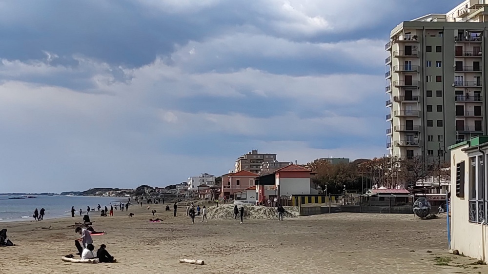 walking-by-the-sea-follonica-easter
