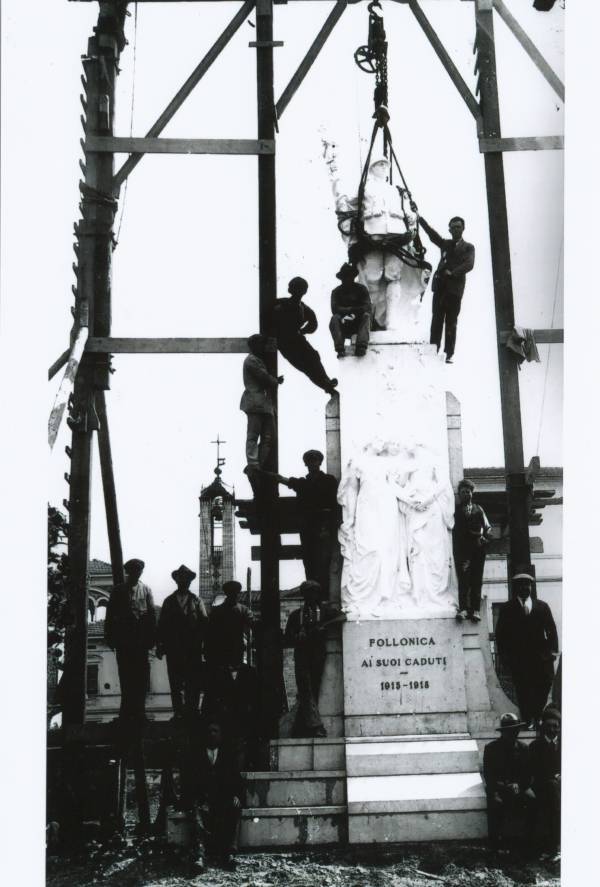 La vecchia Follonica la statua ai caduti